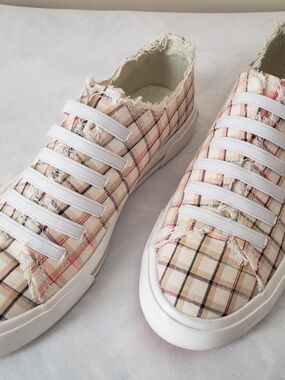 Rocket Dog Plaid Low-Top Sneakers in Cream, Pink, Black
